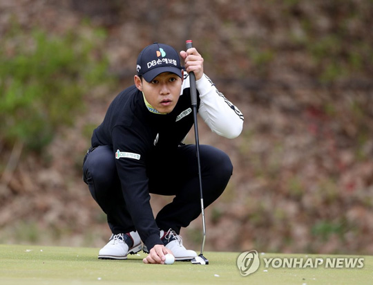 (서울=연합뉴스) 문도엽이 17일 강원도 원주 오크밸리 컨트리클럽(파72·7천121야드)에서 열린 KPGA 코리안투어 DB손해보험 프로미오픈(총상금 7억원) 3라운드에서 4번홀 퍼팅 라인을 살피고 있다. 2021.4.17 [KPGA 제공. 재판매 및 DB금지]