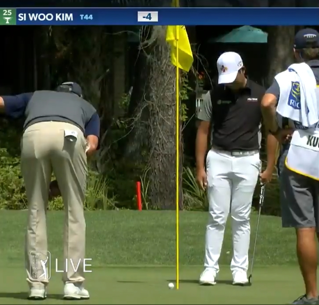 3번 홀에서 공이 홀 안으로 떨어지기를 기다리는 김시우(흰색 모자). [PGA 투어 소셜 미디어 동영상 화면 캡처. 재판매 및 DB 금지]