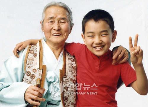 김을분 할머니와 배우 유승호 [연합뉴스 자료사진]