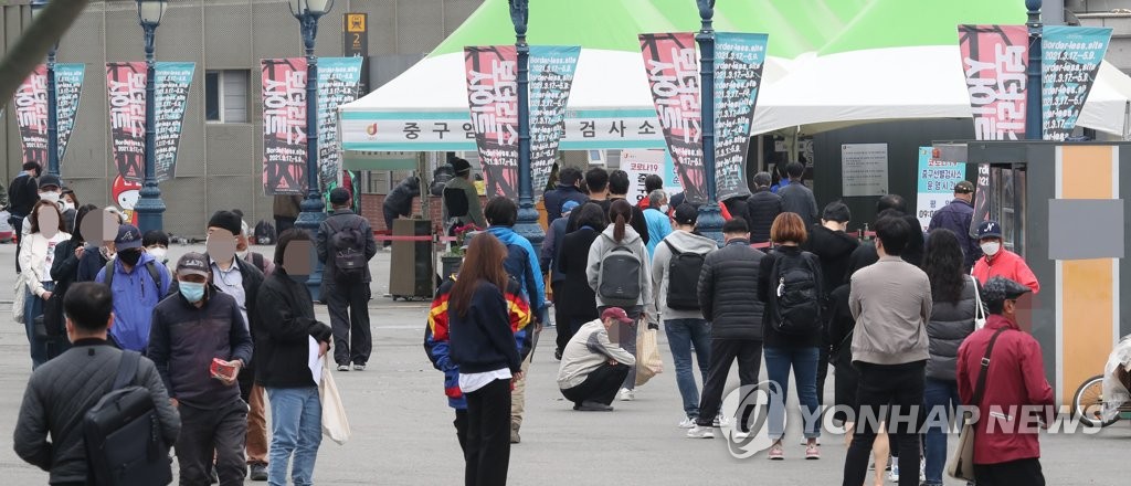 두 줄로 늘어선 서울역 선별검사소 [연합뉴스 자료사진]