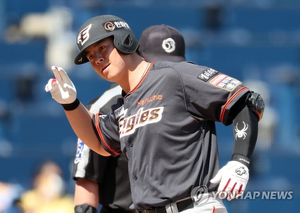 (창원=연합뉴스) 18일 창원NC파크에서 열린 2021 KBO 프로야구 NC 다이노스와 한화 이글스 경기. 4회 초 무사 1·2루 상황 3점 홈런을 친 한화 5번 노시환이 홈 베이스를 밟으며 손 인사하고 있다. 2021.4.18