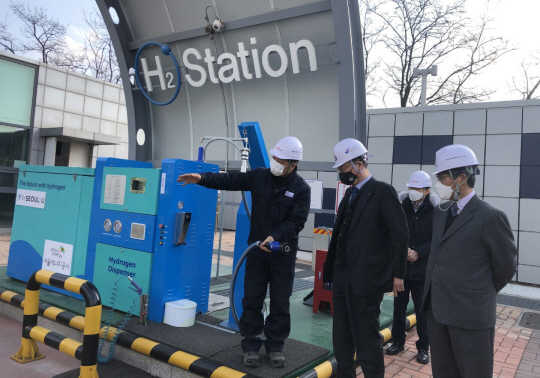 수소안전전담기관인 한국가스안전공사는 국민이 마음 놓고 수소 인프라를 사용할 수 있도록 전주기 수소 안전 강화에 힘쓰고 있다. 사진은 임해종(왼쪽 두 번째) 가스안전공사 사장이 지난 2월 서울 마포구 상암 수소충전소를 방문해 안전점검을 하는 모습.  한국가스안전공사 제공