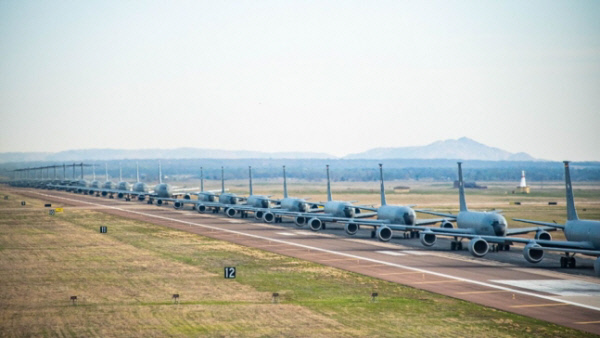 미국 공군 KC-135, KC-46 공중급유기, C-17 수송기 등 대형 공중지원기 29대가 지난 2일(현지 시간) 미국 오클라호마주 앨터스 공군기지에서 ‘엘리펀트 워크’ 훈련을 실시하는 모습. 코끼리 무리가 일렬로 걷는 모습처럼 항공기들이 활주로에 늘어선 뒤 최단 시간에 줄지어 이륙하는 훈련이다. 미국 공군 홈페이지 캡처 엘리펀트 워크