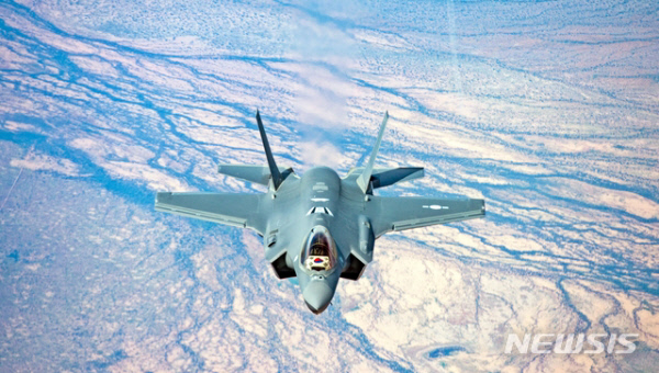 지난 16일부터 실시된 연합편대군종합훈련에 출격한 공군의 5세대 스텔스전투기 F-35A 비행 장면.