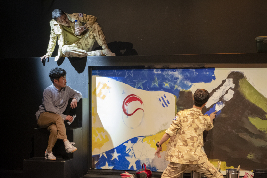 연극 ‘알려지지 않은 예술가의 눈물과 자이툰 파스타’에서 자이툰 부대에 파병을 간 인물들이 벽화를 그리고 있다.  국립극단 제공