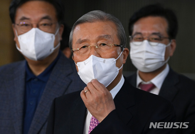 [서울=뉴시스] 국민의힘 비대위원장 임기가 끝난 김종인 위원장이 8일 오전 서울 여의도 국회에서 열린 의원총회를 나서며 취재진 질문에 답변하고 있다. (공동취재사진) 2021.04.08.