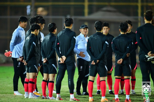 김학범(가운데) 감독이 이끄는 도쿄올림픽 남자축구대표팀. 대한축구협회 제공