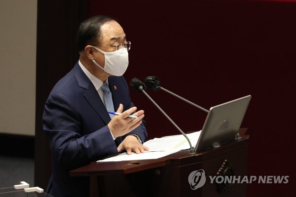 (서울=연합뉴스) 진성철 기자 = 홍남기 국무총리 직무대행이 20일 서울 여의도 국회 본회의에서 진행된 경제분야 대정부질문에서 답변하고 있다. 2021.4.20