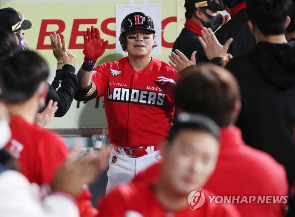 (대구=연합뉴스) 김현태 기자 = 20일 오후 대구 삼성라이온즈파크에서 열린 ‘2021 프로야구 신한은행 SOL KBO리그’ 삼성 라이온즈와 SSG 랜더스의 경기, 8회 초 1사 상황에서 타석에 선 SSG 추신수가 솔로홈런이자 이날 경기 자신의 두 번째 홈런을 친 후 동료들의 축하를 받고 있다. 2021.4.20