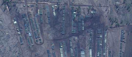 지난 10일 우크라이나 국경지대에 위치한 보로네즈 포고노보 훈련장 내에 러시아군이 결집해 있다.  월스트리트저널 캡처