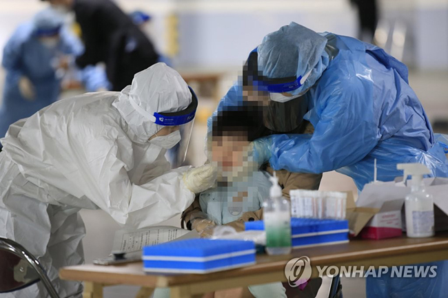 (광주=연합뉴스) 조남수 기자 = 21일 오후 광주 남구 한 대형교회에 임시 선별진료소가 차려져 교인들을 상대로 코로나19 진단검사를 하고 있다. 집단감염이 발생한 남구 어린이집 교사가 지난 18일 이 교회에 머문 것으로 조사됐다. 2021.4.21