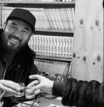 [서울=뉴시스] 술잔 기울이는 고(故) 이현배 (사진 출처=최자 인스타그램) 2021.04.18..