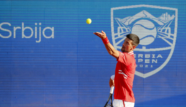 세르비아의 노바크 조코비치가 25일 오전(한국시간) 세르비아 베오그라드에서 열린 ATP투어 세르비아오픈 4강전에서 서브를 시도하고 있다. 뉴시스