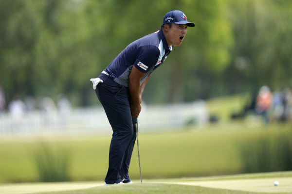 이경훈이 25일 오전(한국시간) 미국 루이지애나주 애번데일의 TPC 루이지애나에서 열린 PGA투어 취리히클래식 3라운드 18번 홀에서 퍼트를 놓치자 아쉬운 표정을 짓고 있다. AP뉴시스