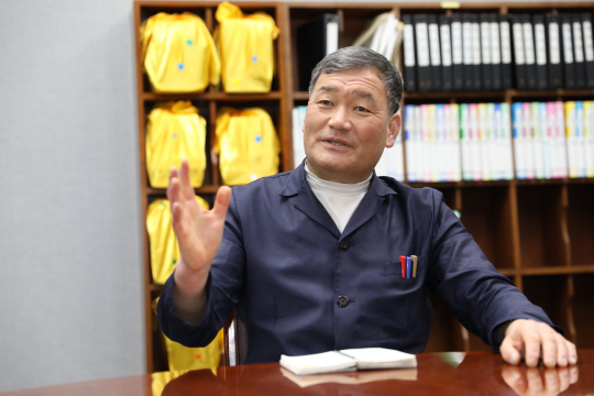 오규석 기장군수가 지난 23일 군수실에서 군정 방향에 대해 설명하고 있다.  기장군청 제공