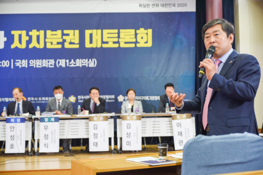 황명선 논산시장이 지난해 5월 국회에서 열린 ‘포스트 코로나와 자치분권대토론회’에서 인사말을 하고 있다.