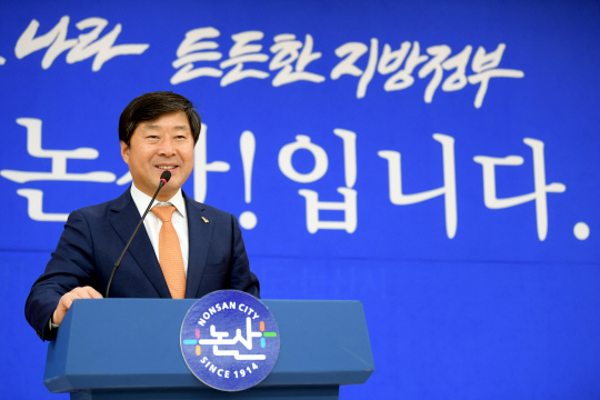 황명선 논산시장이 최근 열린 기자간담회에서 정책현안을 설명하고 있다.  논산시청 제공