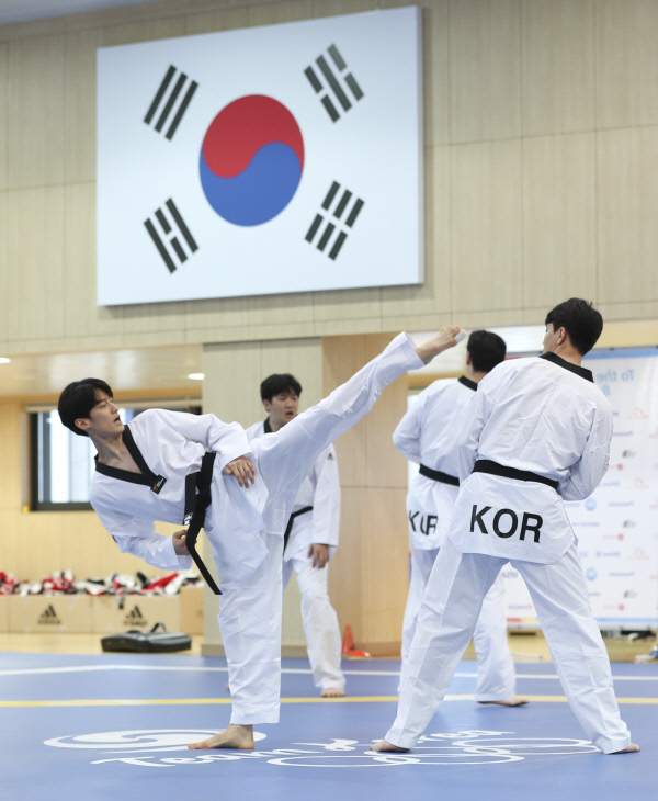 발차기 훈련 중인 태권도 국가대표 이대훈.  뉴시스