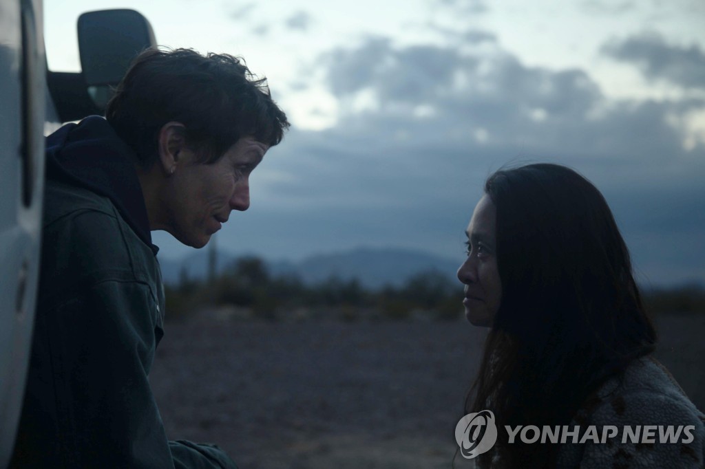 영화 ‘노매드랜드’ 주연 프랜시스 맥도먼드(좌)와 클로이 자오 감독(우) [월트디즈니컴퍼니 코리아 제공. 재판매 및 DB 금지]
