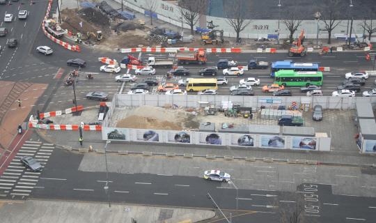 서울 광화문광장 동쪽(주한미국대사관 앞) 차로 확장 공사와 서쪽(세종문화회관 앞) 도로를 보도로 바꾸는 공사가 진행되고 있다.  연합뉴스