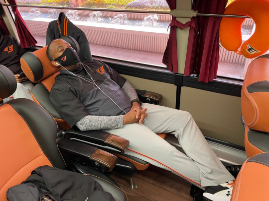 180㎝, 80㎏인 한화의 조니 워싱턴 타격코치가 구단 버스에서 다리를 쭉 펴고 누워 휴식하고 있다.  한화 제공