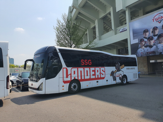 마스코트 랜디가 그려진 SSG 구단 버스.  SSG 제공