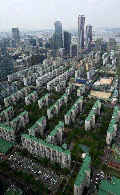 27일 오전 서울 영등포구 여의동 63빌딩 전망대 ‘63아트’에서 내려다본 여의도 재건축 추진·예정 단지.   곽성호 기자