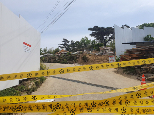28일 경남 양산시 하북면 지산리 평산마을 문재인 대통령 사저건립 공사장 입구에 출입금지 테이프가 붙어 있다. 양산=박영수 기자