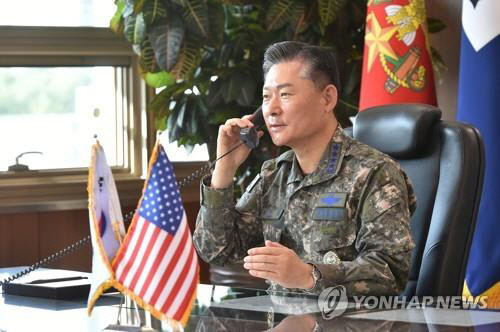 원인철 합참의장이 마크 밀리 미 합참의장과 통화하는 모습. 연합뉴스