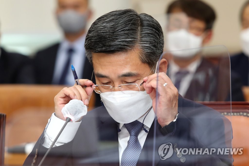 (서울=연합뉴스) 하사헌 기자 = 서욱 국방부 장관이 28일 국회에서 열린 국방위원회 전체회의에서 안경을 고쳐쓰고 있다. 2021.4.28 toadboy