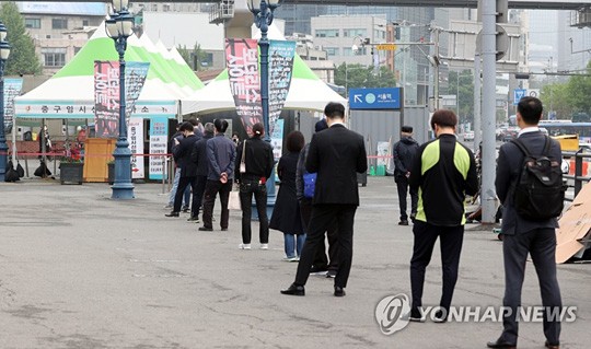 (서울=연합뉴스) 28일 서울역 광장에 설치된 중구 코로나19 임시선별검사소 앞에 검사를 받으려는 시민들이 줄을 서 대기하고 있다. 2021.4.28