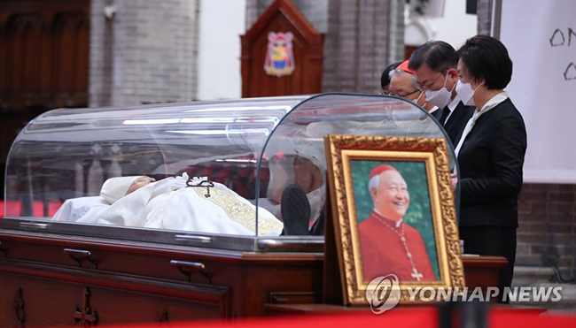 (서울=연합뉴스) 이진욱 기자 = 문재인 대통령과 김정숙 여사가 29일 서울 중구 명동성당에 마련된 고 정진석 추기경의 빈소를 찾아 천주교 서울대교구장인 염수정 추기경의 안내를 받으며 조문하고 있다.