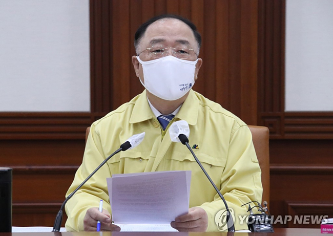 (서울=연합뉴스) 김승두 기자 = 홍남기 국무총리 직무대행이 30일 정부서울청사에서 열린 코로나19 대응 중앙재난안전대책본부(중대본) 회의를 주재하고 있다. 2021.4.30