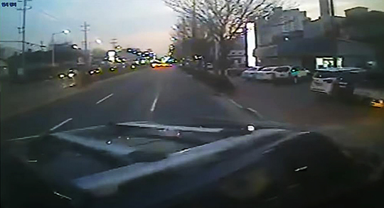 진주 시내버스와 끼어든 차량 충돌 당시 영상[유튜브 한문철TV 캡처. 재판매 및 DB 금지]