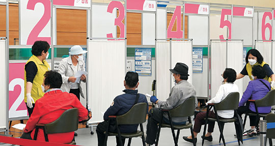 65∼74세 고령층이 신종 코로나바이러스 감염증(코로나19) 백신 접종에 들어간 3일 오전 서울 중구 충무아트홀에 마련된 중구 백신예방접종센터에서 어르신들이 화이자 백신을 맞기 위해 차례를 기다리고 있다. 김호웅 기자