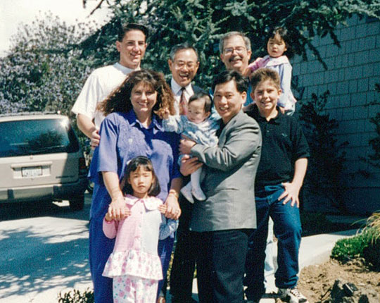 27년 전 미국 현지 취재 당시 기자(앞줄 오른쪽 두 번째)가 윤초를 안고 아버지 제럴드 피셔(뒷줄 오른쪽 두 번째), 어머니 캐런 피셔(앞줄 왼쪽) 등과 같이 포즈를 취했다.