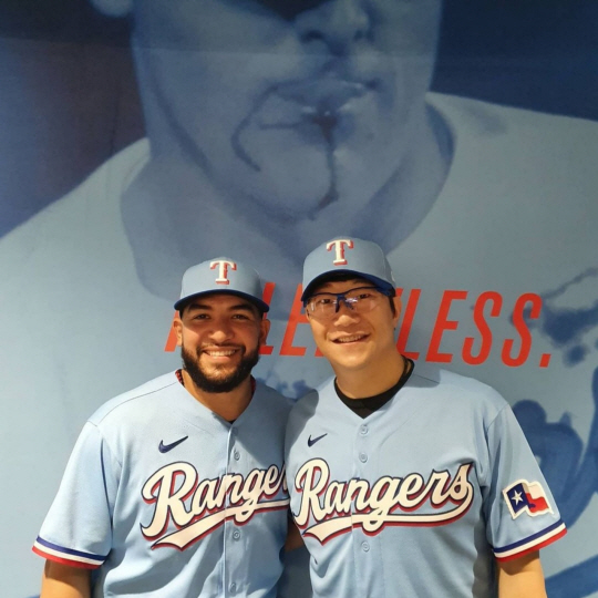 텍사스 레인저스의 양현종이 3일 오전(한국시간) SNS에 포수인 호세 트레비노와 함께 찍은 사진을 공개했다.