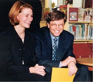 빌앤드멀린다게이츠재단의 모태가 된 ‘게이츠 도서관 재단’을 설립할 당시인 1997년 빌 게이츠(오른쪽)와 멀린다의 모습.  자료사진