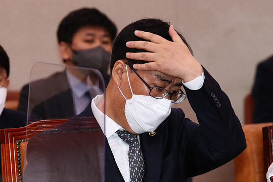 박준영 해양수산부 장관 후보자가 4일 오전 국회에서 열린 인사청문회에서 머리를 매만지고 있다. 국회사진기자단