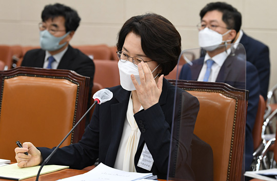 임혜숙 과학기술정보통신부 장관 후보자가 4일 국회에서 열린 인사청문회에서 안경을 고쳐 쓰고 있다. 국회사진기자단