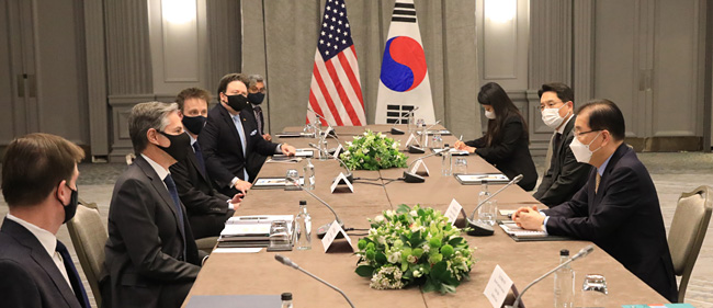 영국 런던에서 열린 주요 7개국(G7) 외교·개발장관회의에 초청국 자격으로 참석한 정의용(오른쪽) 외교부 장관이 3일 토니 블링컨(왼쪽 두 번째) 미 국무장관과 한·미 외교장관 회담을 하고 있다.  외교부 제공
