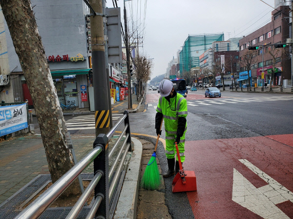 환경공무관이 서울 양천구 거리에서 업무를 하고 있다.