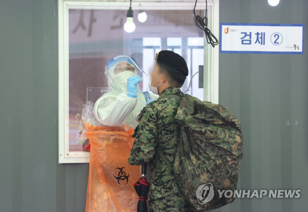 휴가 복귀 전 병사가 신종 코로나바이러스 감염증(코로나 19) 검사를 받는 모습. 기사 내용과 무관.연합뉴스