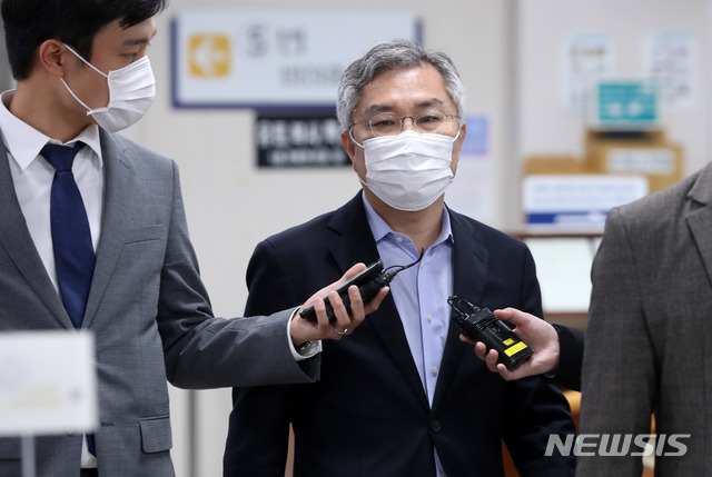 [서울=뉴시스]공직선거법을 위반한 혐의로 기소된 최강욱 열린민주당 대표가 4일 오후 서울 서초구 서울중앙지방법원에서 열린 결심 공판에 출석하고 있다. 2021.05.04.