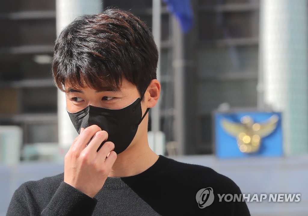 경찰서 앞에선 기성용. 이번 사건과 관계 없는 과거 사건 자료사진.[연합뉴스 자료사진]