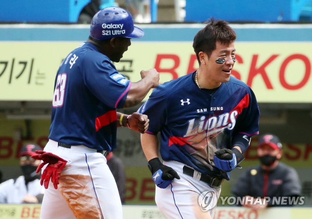 강민호와 피렐라 [연합뉴스 자료사진]