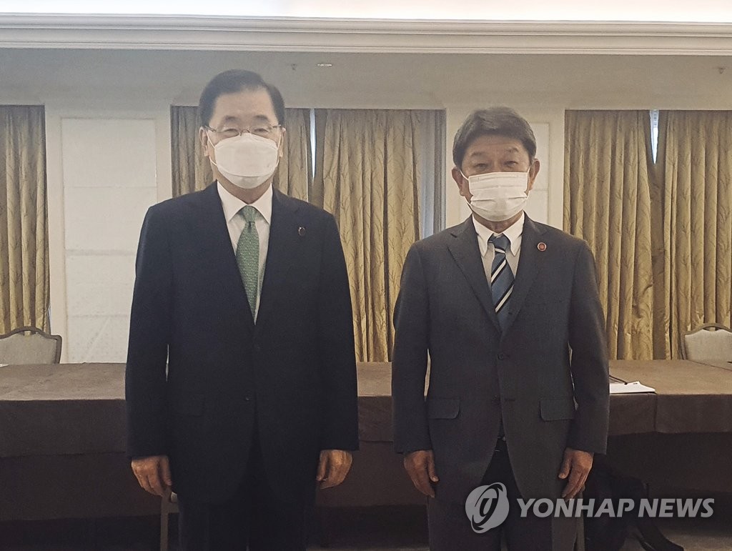 (서울=연합뉴스) 정의용 외교부 장관(왼쪽)과 모테기 도시미쓰(茂木敏充) 일본 외무상이 5일 영국 런던에서 한일 외교장관 회담을 하고 기념사진을 위해 포즈를 취하고 있다. 2021.5.5 [외교부 제공. 재판매 및 DB 금지]