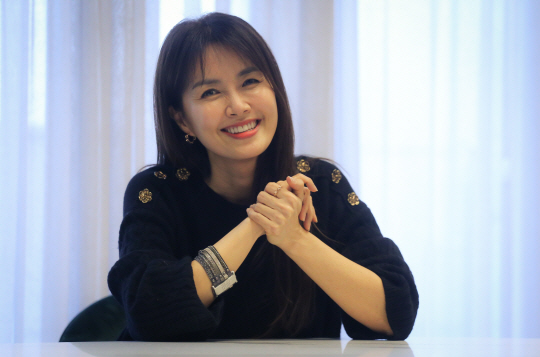 강연, 유튜브, 홍보대사 등을 통해 입양에 대한 인식 개선에 힘쓰는 배우 신애라는 “입양은 축복해야 할 일”이라며 “내가 아이를 원해서가 아니라 아이를 지켜줄 가정을 만들어주겠다는 마음이 필요하다”고 말했다.  연합뉴스