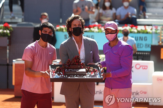 알카라스(왼쪽)의 18세 생일을 축하하는 나달(오른쪽). [EPA=연합뉴스]