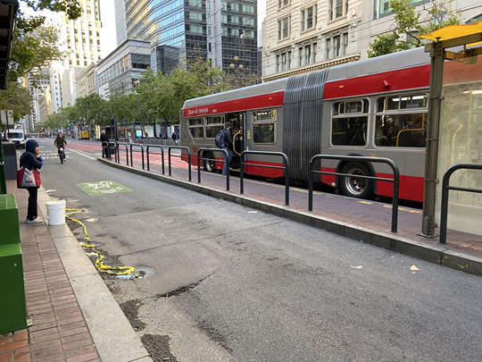 흉기 피습 사건이 발생한 버스 정류장 [트위터 게시물 캡처, 재판매 및 DB 금지]